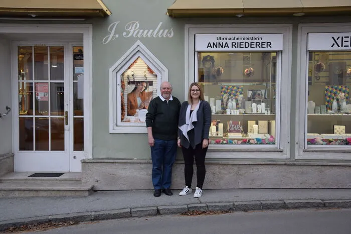 An der Außenfassade der Pöllauer Uhrmacherei stehen nun die Namen zweier Uhrmachermeister.