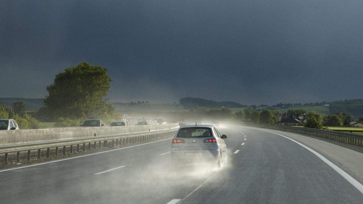 Bei Starkregen kam es Freitagabend auf der A2 zu einer Kollision zwischen zwei Pkw 