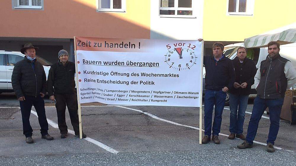 Bauernprotest am Wochenmarkt: Johann Lampersberger, Heinrich Preis, Georg Scheiflinger, Wolfgang Ottmann-Warum und Dieter Zauchenberger (von links)