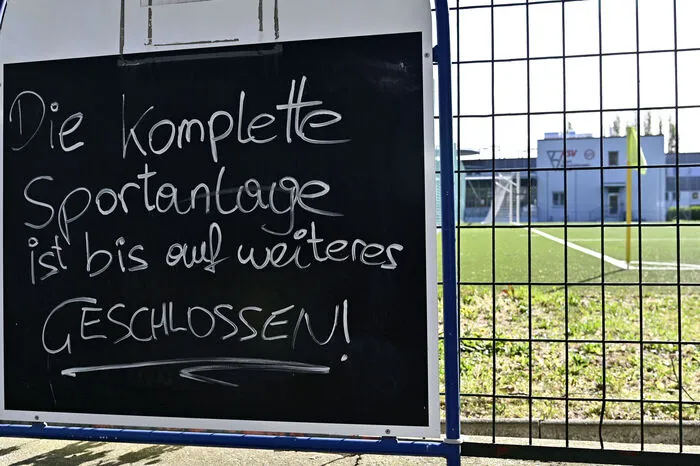 Im Infektionsfall müssen in den folgenden 14 Tagen nach Bekanntwerden die gesamte Mannschaft, alle Betreuer und Trainer vor jedem Bewerbspiel getestet werden.