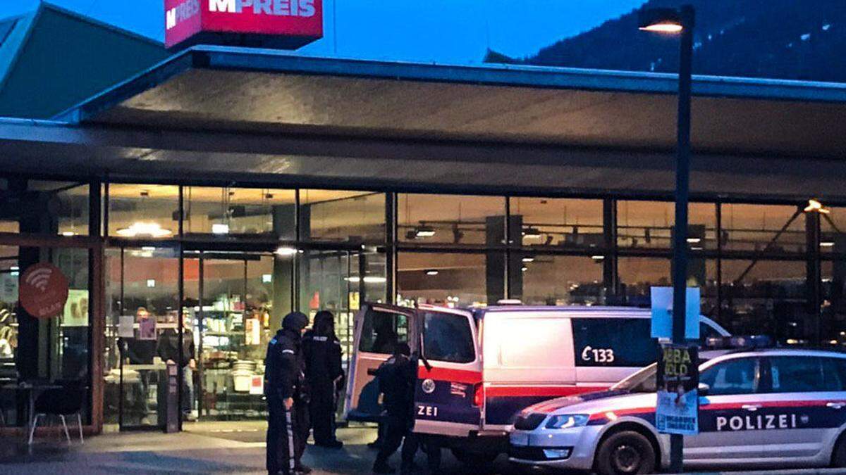 nach dem Raubüberfall wurde sofort eine Fahndung nach dem Mann eingeleitet