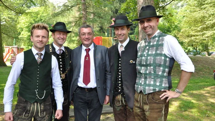Ehrengast Willi Gabalier mit Josef Rieberer von der Murauer Brauerei und den Oberlandlern sowie Vizebürgermeister Guido Zeilinger.