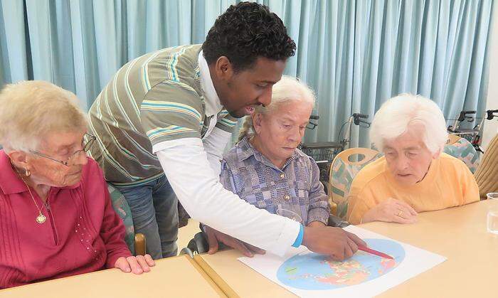 Mohamed zeigte den Senioren seinen Weg von Somalia nach Prägraten