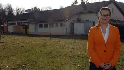 Roberta Striedinger-Setschnagg vor dem alten Gebäude im Schlossbad, das abgerissen wird