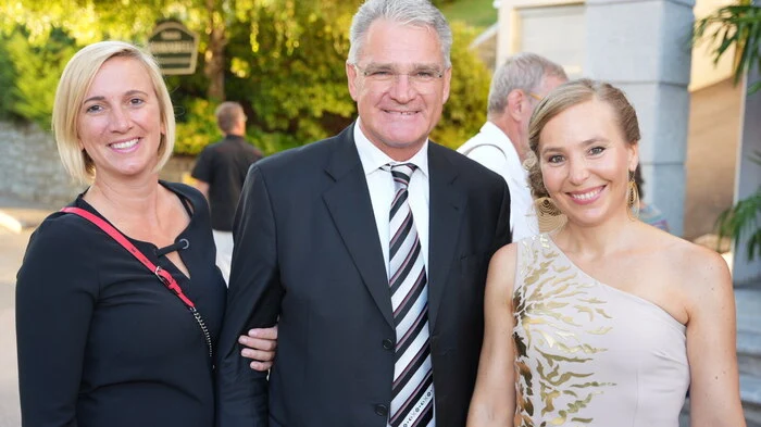 Marianne Schneider, Bürgermeister Alexander Thoma und Intendantin Julia Malischnig