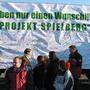 Mit Unterschriften auf einer Riesen-Weihnachtskarte versuchten Demonstranten, Dietrich Mateschitz zu überzeugen - es gelang