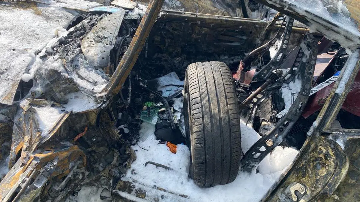 Ein Fahrzeug ist komplett ausgebrannt