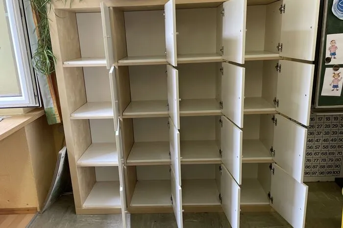 Die Kästen im Klassenzimmer sind bereits leer
