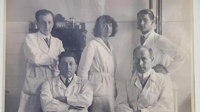 Dr. Hermann Sedaj (links vorne) ordinierte ab 1926 in Maribor, das Haus mit der Praxis wurde im Zweiten Weltkrieg zerbombt