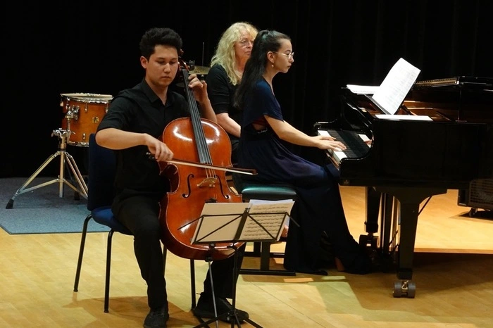 Am Klavier begleitete die mehrfach ausgezeichnete Studentin und Pianistin Jennifer Xheka, die auch 17 Jahre bei Dong-Yeon Stelzmüller ihr Klavierstudium absolvierte.