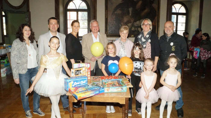 Stadtbücherei-Leiterin Astrid Arztmann, Vizebürgermeister Andreas Unterrieder, Kiwanis-Präsidentin Ute Lohmann, Vizebürgermeister Peter Neuwirth, die Gemeinderätinnen Renate Egger und Almut Smoliner, Bertram Deininger (hinten von links) mit Besuchern und Tänzerinnen.