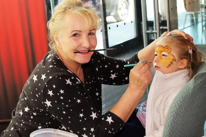 Angelika „Angi“ Galsterer war wieder für das sehr beliebte Kinderschminken zuständig.