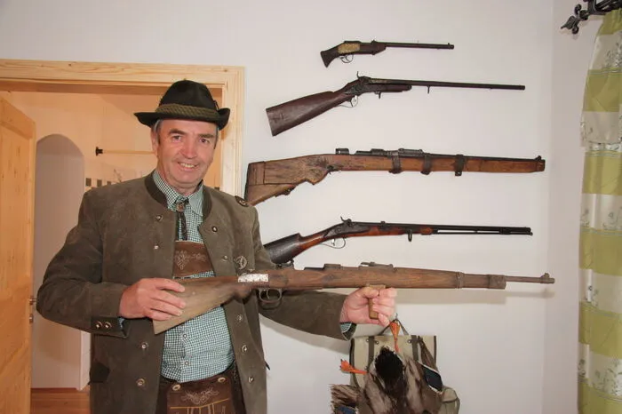Thuswohl stellt im Rahmen der Museumsführung auch Jagdgewehre vor.