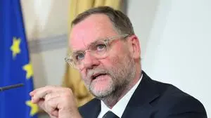 ABD0055_20251203 - WIEN - ÖSTERREICH: Staatssekretär Josef Schellhorn (NEOS) am Mittwoch, 3. Dezember 2025, anl. des Ministerrats im Bundeskanzleramt in Wien. - FOTO: APA/HELMUT FOHRINGER