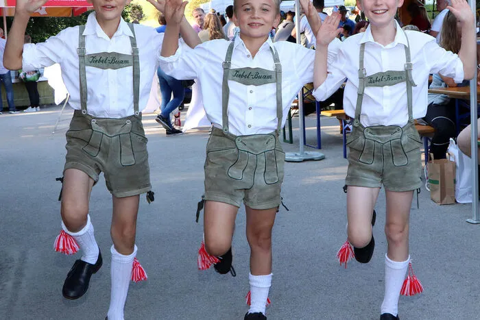 Auch die "Tiebelbuam Himmelberg" tanzten beim Himmelberger Bauernmarkt auf!