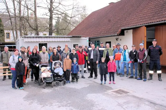 Mit den gefüllten Müllsäcken aus allen Ortsteilen trafen sich die Teilnehmer wieder im Bauhof und wurden mit einer kleinen Jause für ihre Arbeit belohnt.