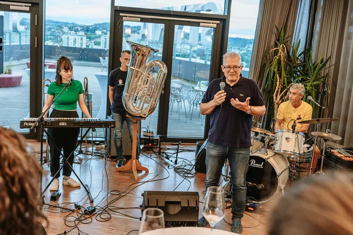 ... im 14. Stock des Styria Media Centers spielten Binder &amp; Krieglstein auf Einladung von Thomas Spann auf - der Kleine-Zeitung-Geschäftsführer hatte nämlich ein Privatkonzert ersteigert, das nun eben mit geladenen Gästen im "Skyroom" stattfand.