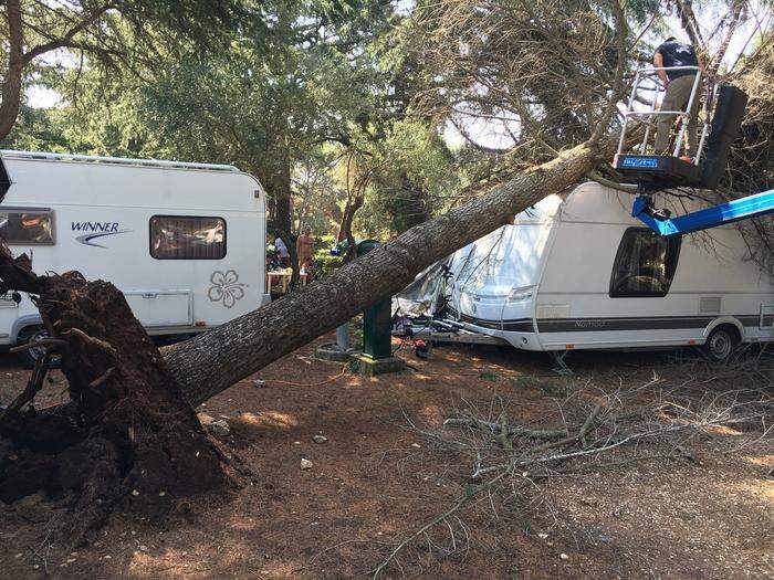 Auf einem Campingplatz in der Nähe von Vrsar stürzte ein Baum auf den Wohnwagen einer Familie aus Niederösterreich.