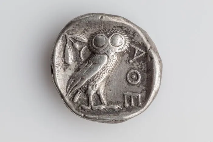 Karl Peitler, Leiter der Abteilung Archäologie und Münzkabinett: "Die zwischen 440 und 405 v. Chr. in Athen geprägte Tetradrachme mit dem Eulenmotiv ist eine von mehreren 'Eulen', die in der neuen Sonderausstellung des Münzkabinetts 'Eulen nach Athen tragen. Münzen des antiken Griechenlands' zu sehen sind."
