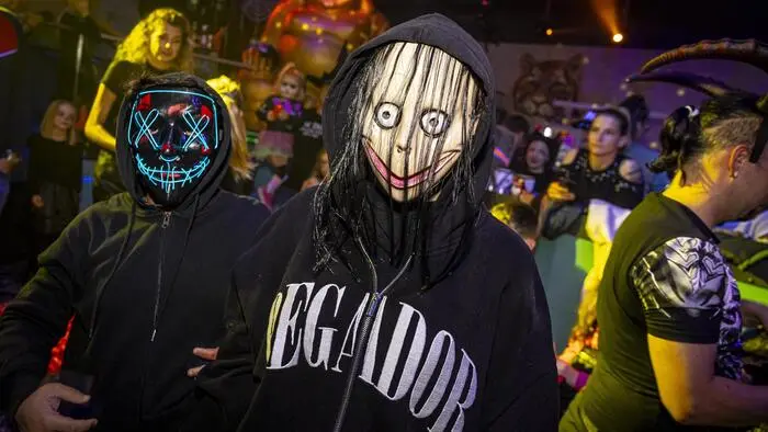 Zwei Menschen in einer Diskothek sind als Monster verkleidet