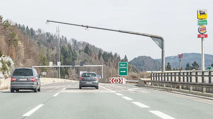 Die wechselnden Geschwindigkeitsbeschränkungen im Bereich der Wörthersee-Raststation sorgen für Verwirrung