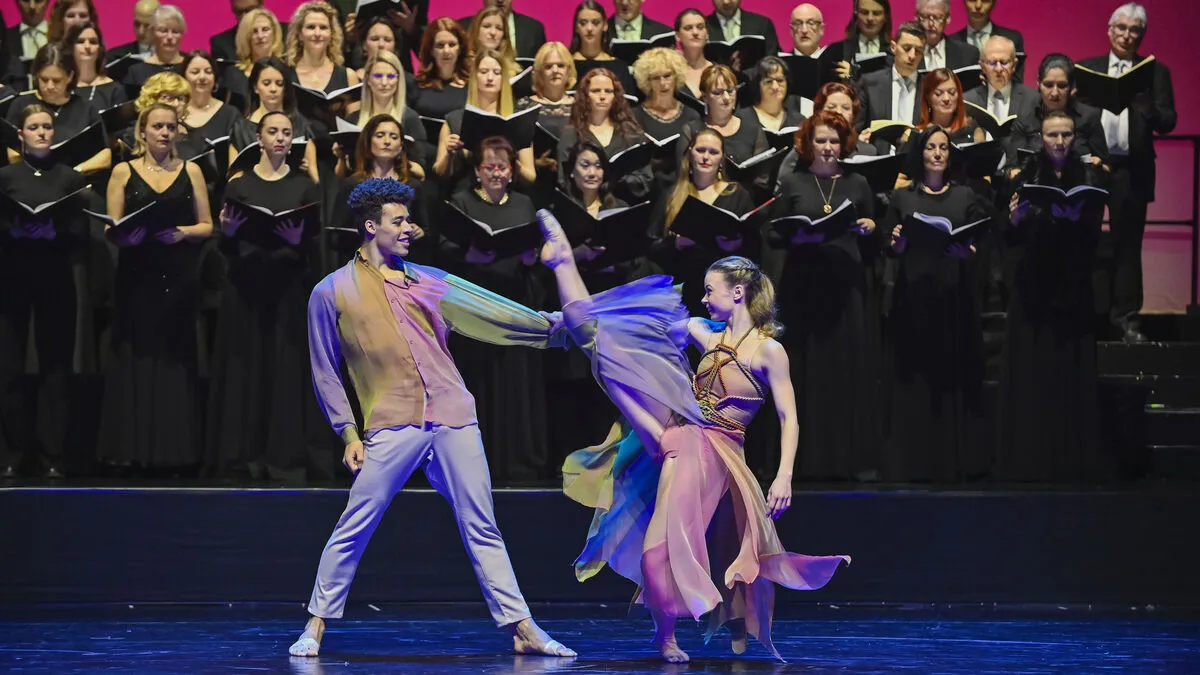 Julia Hübner und Jonathan Metu in "Carmin Burana"