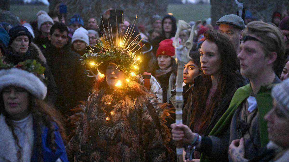 Die feiernden Menschen strahlten in Stonehenge um die Wette