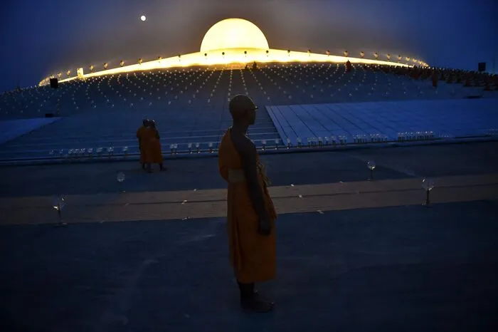Der Feiertag erinnert an Buddhas Predigt vor 1250 Zuhörern, die als das Herzstück der buddhistischen Lehre gilt.