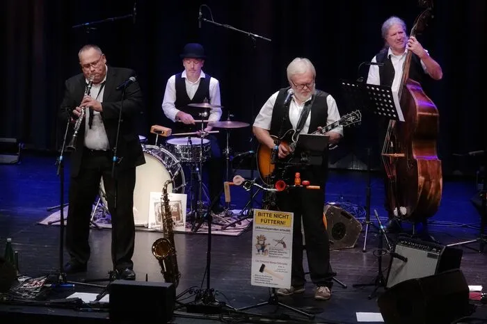 Vor zwei Jahren trommelte Hödl die Gründungsmitglieder zusammen und begeistert seither mit drei weiteren Musikerpersönlichkeiten das Publikum.
