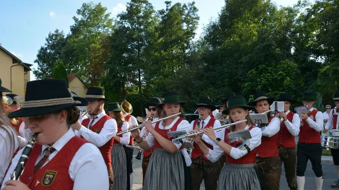 Der Trachtenmusikverein Unterlungitz feiert mit einem dreitägigen Fest sein 100-jähriges Bestandsjubiläum. 15 Musikvereine reisten am Samstag in Unterlungitz an, um beim 134. Bezirksmusikfest dabei zu sein.