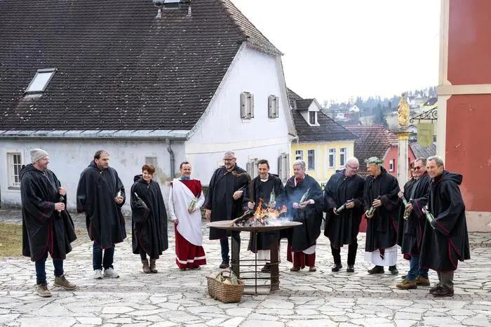 Als längste zusammenhängende österreichische Weinstraße verläuft sie von Gleisdorf über Hartberg bis nach Bad Waltersdorf und zieht eine 75 Kilometer lange archäologische Spur der Römerzeit durch die Oststeiermark. 