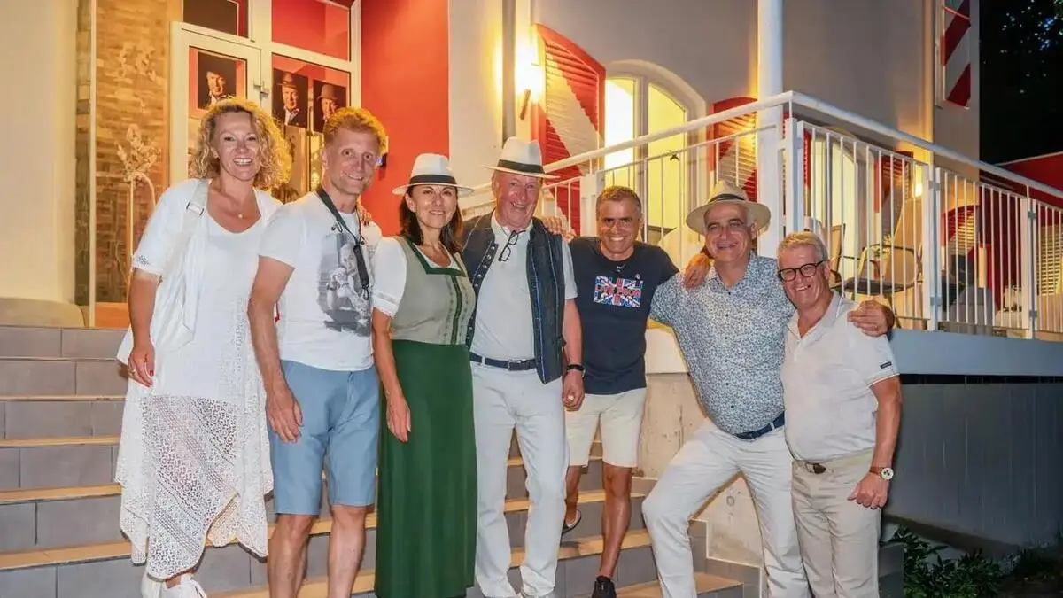 Illustre Geburtstagsrunde: die Touristiker Renate Ecker, Gernot Riedel, Ingrid Sieder, Geburtstagskind Max Strafinger, Thomas Michor, Georg Overs und Christopher Gruber (von links).