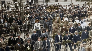 Viele Damen und Herren auf einem Rad 