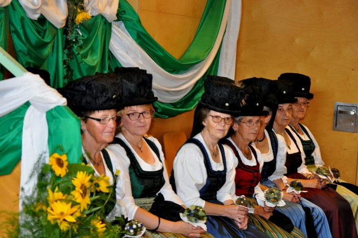 Vor mehr als 20 Jahren hat die Geschichte der Bänderhutfrauen klein begonnen. Inzwischen dient das St. Mareiner Dirndl als Fest- und Alltagstracht.