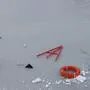 Rettungsring und andere Gegenstände wurde einfach auf das dünne Eis des Silbersees geworfen