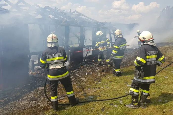 Um 16.15 Uhr konnte Brand aus gegeben werden. Die Freiwillige Feuerwehr Gnies blieb für Nachlöscharbeiten vor Ort.