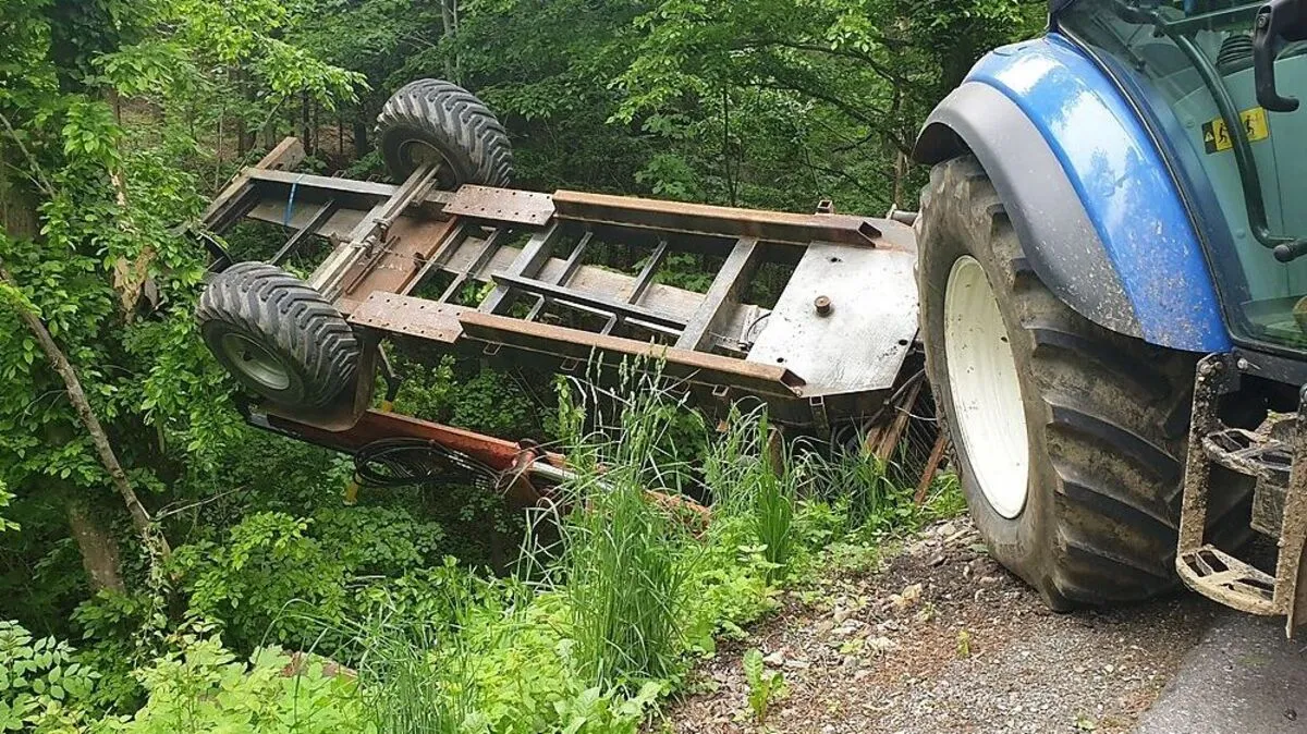 Mithilfe eines Krans und eines Greifzuges konnten die Einsatzkräfte den Anhänger bergen