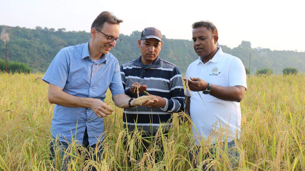 Amin Reyhani mit indischen Geschäftspartnern, die auf klimaschonenderen Trockenreisanbau setzen 
