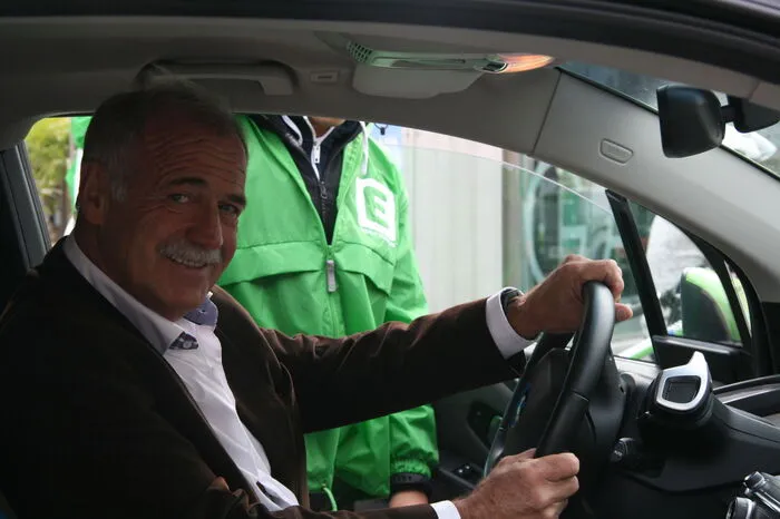 Vizebürgermeister Maximilian Jäger trat bei der Verkehrsmitteltestfahrt mit einem Elektroauto an.