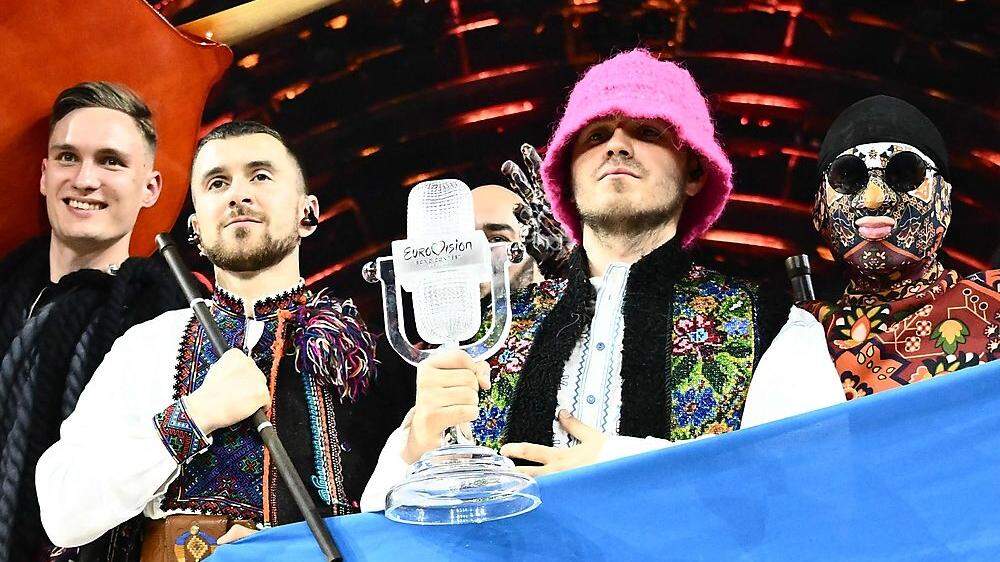 Dritter Sieg für die Ukraine nach Ruslana (2004) und Jamala (2016): das Kalush Orchestra um Bandgründer Oleh Psiuk, stets mit pinkem Hut