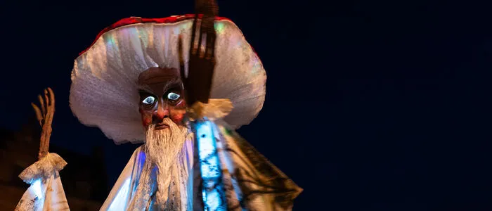 Ein als Pilz verkleidter Straßenkünstler
