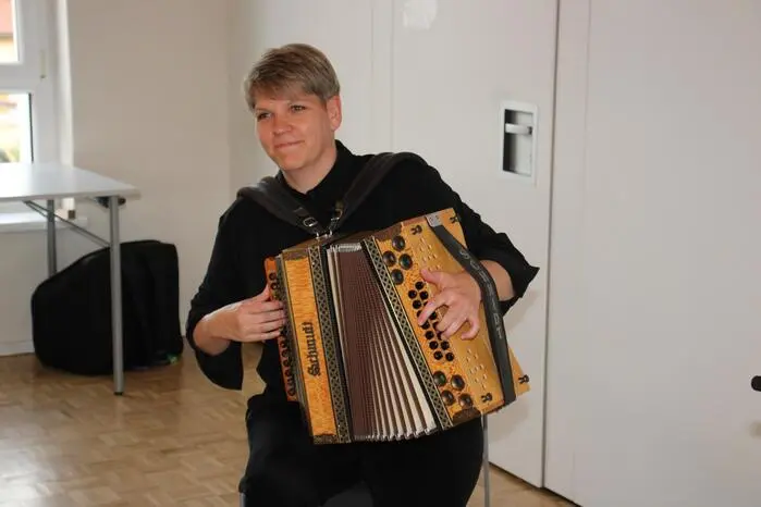 Musikalisch hervorragend begleitet wurde Preis von Sabine Probst von den „Irrwuzzlern“. 