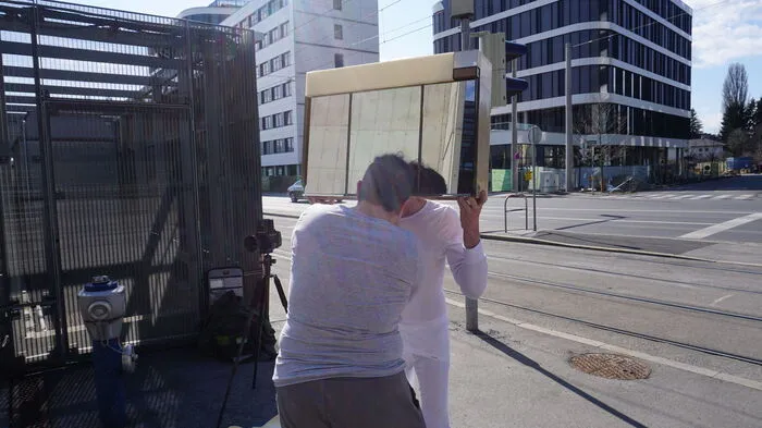 Ein Mann mit einem Spiegelschrank am Kopf?
