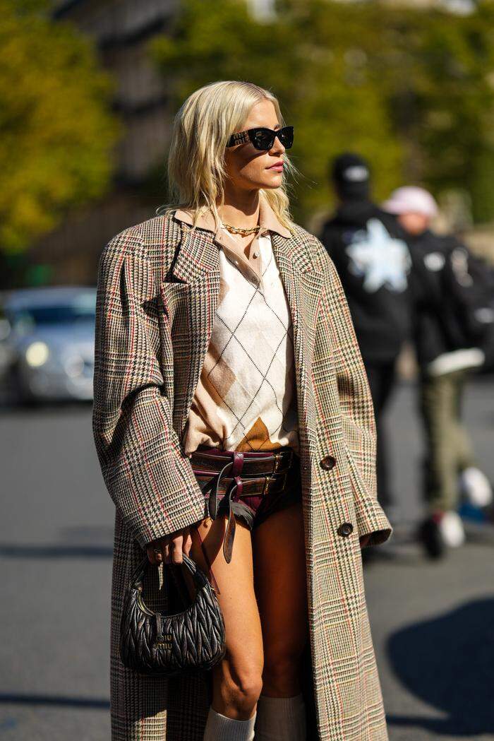 Caro Daur kombiniert einen Argyle-Sweater mit einem karierten Mantel und Shorts