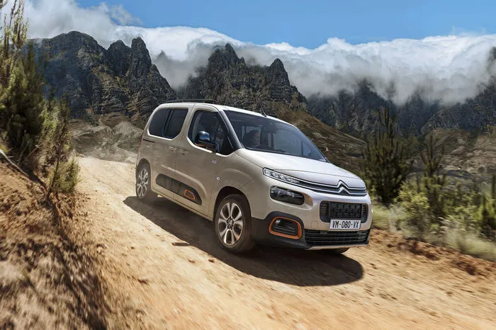 In der Version M bietet der Berlingo ein Kofferraumvolumen, das um 100 Liter auf 775 Liter (1050 bei XL aus Fünfsitzer) erhöht wurde und dank der separat zu öffnenden Heckscheibe und der in zwei Höhen arretierbaren Kofferraumabdeckung leicht zu erreichen ist. Zum Drüberstreuen wären da noch 28 größere Stauräume wie zum Beispiel das Multifunktionsdach namens „Modutop“, die zusammengezählt 186 Liter fassen.