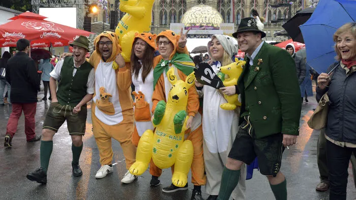 Das Motto des Song-Contest-Abends: Bunt und kreativ sein, mittanzen und Spaß haben. Australische Fans feiern die Song-Contest-Premiere ihres Landes.