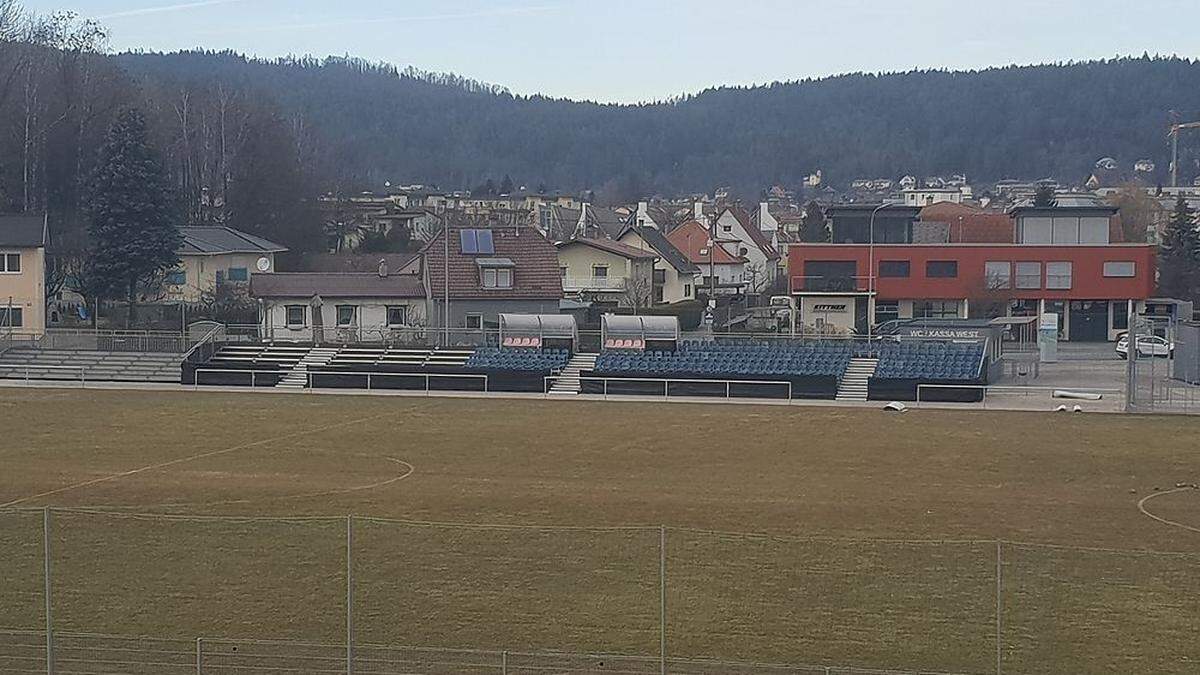 Eine Tribüne wurde längsseitig zur Siebenhügelstraße aufgestellt