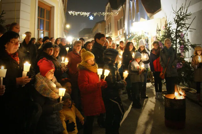 „Weihnachten – so wie es früher war“ – dieses Gefühl soll beim Pöllauer Gassenadvent, der heuer von 7. bis 9. Dezember stattfindet, vermittelt werden. Eröffnet wird der mittlerweile zehnte Markt in der liebevoll geschmückten und stimmungsvollen Lamberggasse am Freitag, dem 7. Dezember, um 18 Uhr mit einem Friedensmarsch und Auftritten von Bläsergruppen aus der Region. Am Samstag und Sonntag, jeweils ab 10 Uhr, warten Aussteller von Handwerkskunst bis Gastronomie. Am 9. Dezember wird zudem um 15. 30 Uhr eine riesige Geburtstagstorte angeschnitten.