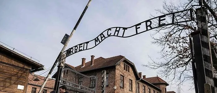 Eingangstor des NS-Vernichtungslagers Auschwitz