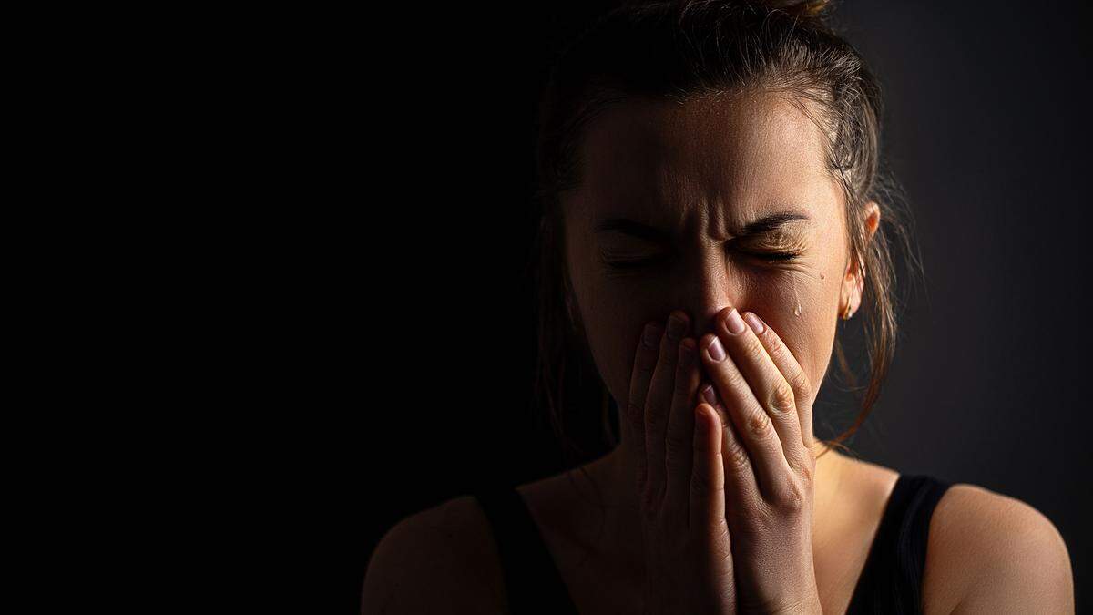 Klar zu unterscheiden sind die emotionalen Tränen von den sogenannten basalen Tränen, die das Auge feucht halten und schützen